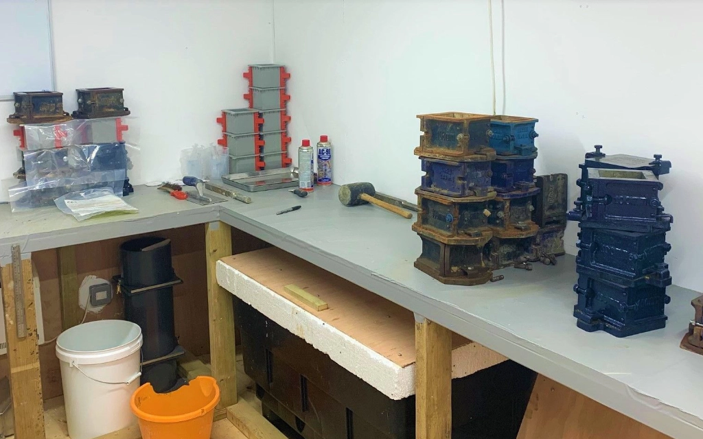 amtest uk testing on-site at silvertown tunnel - cube moulds